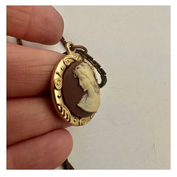 Gold tone cameo necklace - Picture 11 of 11